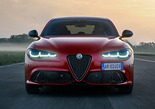 Alfa Romeo Giulia auf Strasse Frontansicht