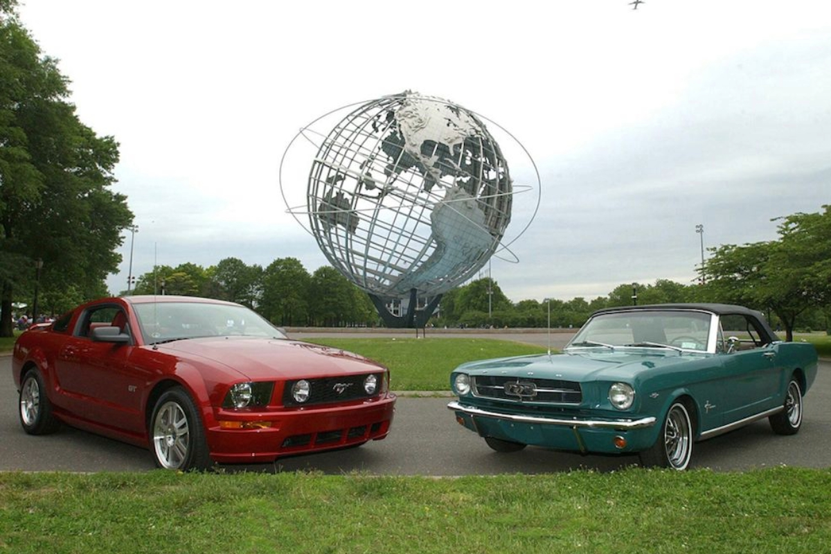 Ford Mustang 1964 und Ford Mustang 2005